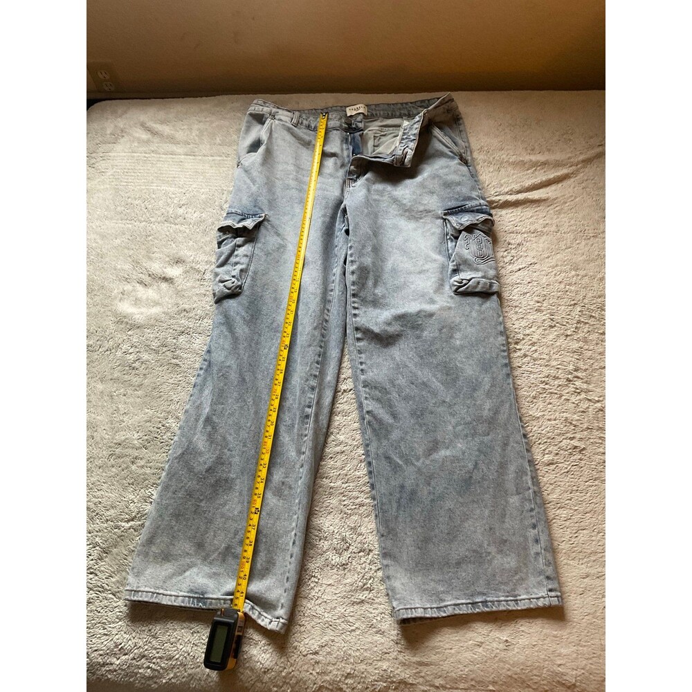 The Young LA 2022-23 Light Wash Cargo Jeans XXL 42-44 are a stylish and comforta